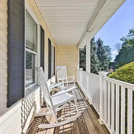 Classy Getaway With Deck And Yard Less Than 1 Mi To Beach